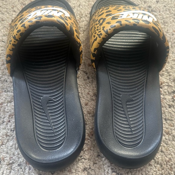 Women’s NIKE Slides Size 8 - Picture 3 of 5